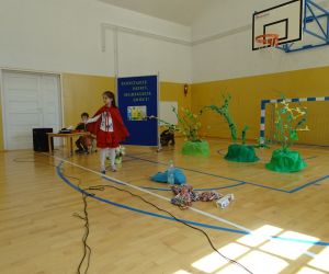 Uczennica - Czerwony Kapturek wchodzi do lasu