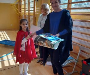 Pani Dyrektor wręcza uczennicy nagrodę