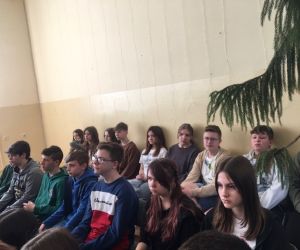 Uczniowie klasy siódmej i ósmej podczas wykładu