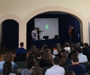 Dwie prelegentki prowadzą wykład przed młodzieżą