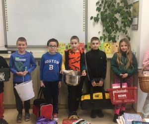 Uczniowie klasy trzeciej z zastępnikami plecaków