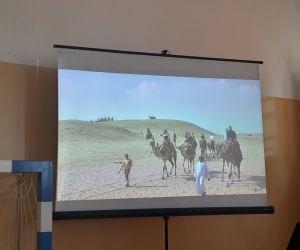 Ekran z wyświetlonym filmem dotyczącym przejażdżki na wielbłądzie