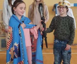 Uczniowie przebrani za członków egipskiej rodziny królewskiej