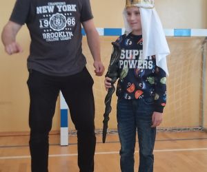 Uczeń przebrany za faraona z podróżnikiem