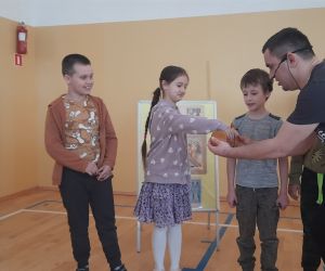 Uczniowie klasy pierwszej otwierają mini-sarkofag z mumią