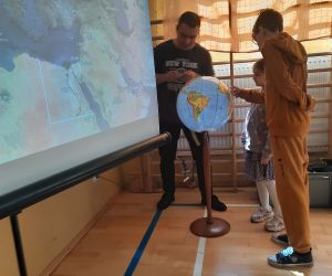 Uczniowie szukają Egiptu na globusie