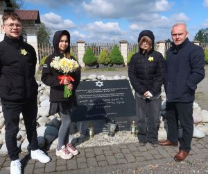  Przedstawiciele Samorządu Uczniowskiego z Panem Dyrektorem przy tablicy upamiętniającej miejsce pochówku pomordowanych żydów
