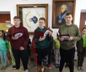 Trzech uczniów z Samorządu szkolnego opowiada o Dniu Ziemi