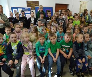 Publiczność - uczniowie i nauczyciele na korytarzu szkolnym