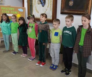 Uczniowie klasy drugiej stoją w szeregu podczas występu