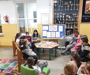 Wychowawczyni czyta dzieciom baśń