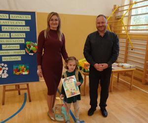 Pani dyrektor i pan inspektor z uczestniczką konkursu
