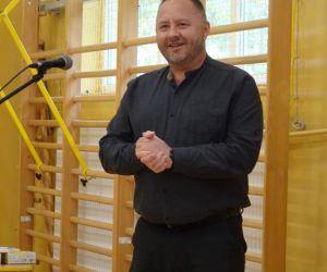 Inspektor ds. oświaty pan Radosław Szkudziński wita zebranych