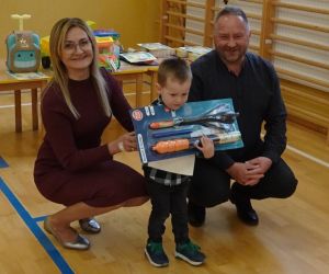 Pani dyrektor i pan inspektor z uczestnikiem konkursu