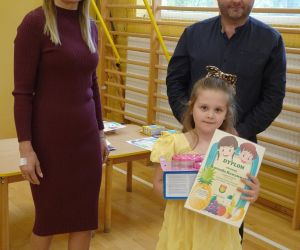 Pani dyrektor i pan inspektor z uczestniczką konkursu