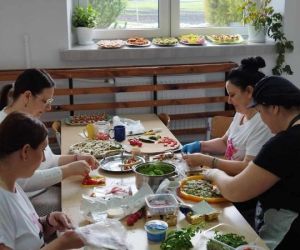 Mamy uczniów przygotowują zdrowe przekąski