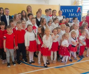 Uczniowie i nauczyciele szkoły ubrani w stroje w barwach narodowych