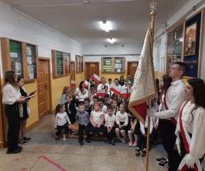 Uczniowie podczas uroczystej akademii