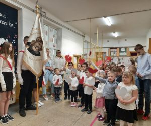 Przedszkolaki śpiewają i machają biało-czerwonymi serduszkami