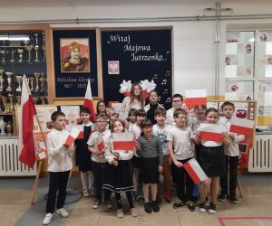 Uczniowie z flagami na wspólnym zdjęciu