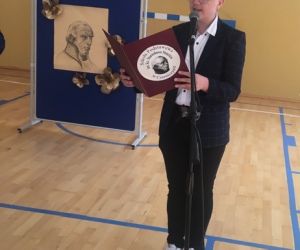 Uczeń klasy siódmej rozpoczyna uroczystość