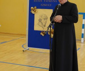 Ksiądz Andrzej Dzido przemawia przy mikrofonie