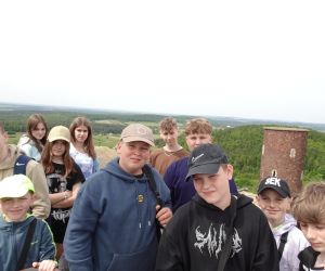 Uczniowie na wieży Zamku Królewskiego w Chęcinach