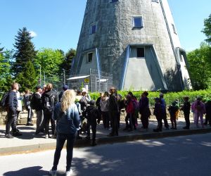 Uczniowie przy wieży telewizyjnej na Świętym Krzyżu
