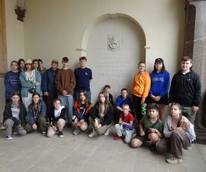 Uczniowie przy tablicy upamiętniającej Marszałka Józefa Piłsudskiego na ścianie Pałacu Biskupów Krakowskich w Kielcach