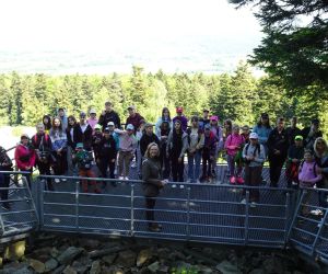 Uczniowie z opiekunami i przewodniczką na galerii widokowej z widokiem na gołoborza na Świętym Krzyżu