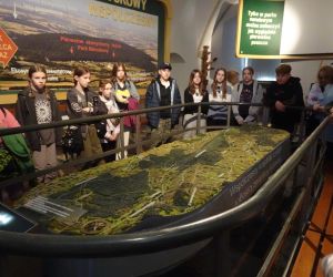 Uczniowie oglądają wystawę w Muzeum Świętokrzyskiego Parku Narodowego
