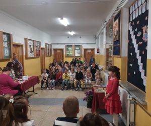 Uczennica podczas recytacji