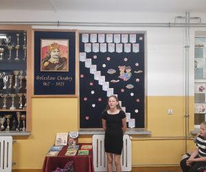 Uczennica podczas recytacji