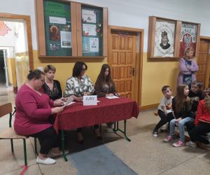 Jury przysłuchuje się recytacji