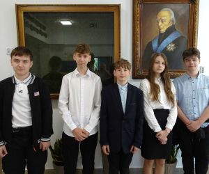 Uczennica i czterech uczniów - laureaci szkolnego konkursu wiedzy o patronie