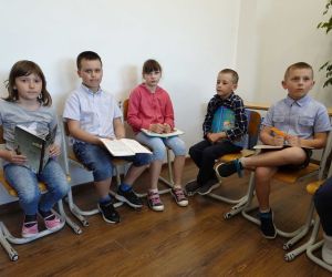 Uczniowie klas młodszych przed występem konkursowym