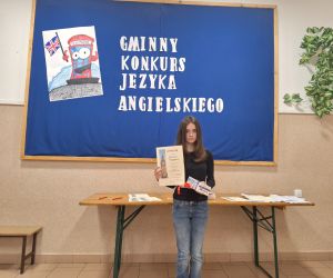 Uczennica klasy 6 prezentuje dyplom oraz nagrodę