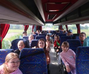 Uczestnicy wycieczki siedzą w autokarze