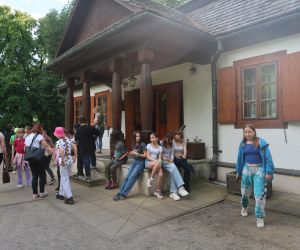Uczniowie przed Dworkiem Kościuszków