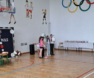 Uczniowie podczas występu