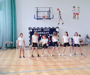 Uczennice wykonują układ taneczny