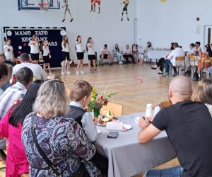 Rodzice oglądają występ dzieci