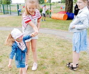 Uczennica bawi się z dziewczynką