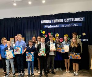 Grupa uczestników konkursu z organizatorami