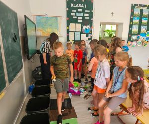 Chłopiec wrzuca śmieci do kosza