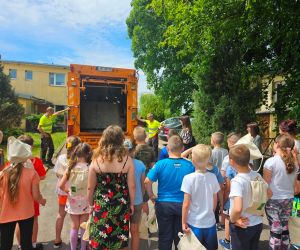 Panowie z firmy Mir-Eco demonstrują dzieciom jak działa „śmieciarka”