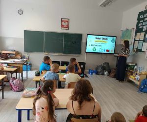  Pani przedstawia prezentację multimedialną na temat segregacji odpadów