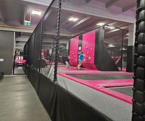 Dzieci skaczą w Parku trampolin