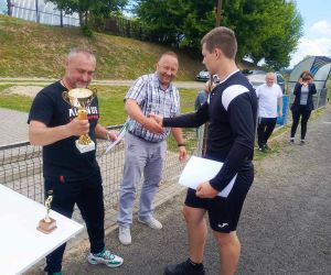 Uczeń otrzymuje puchar i dyplom