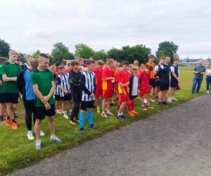 Drużyny stoją na murawie